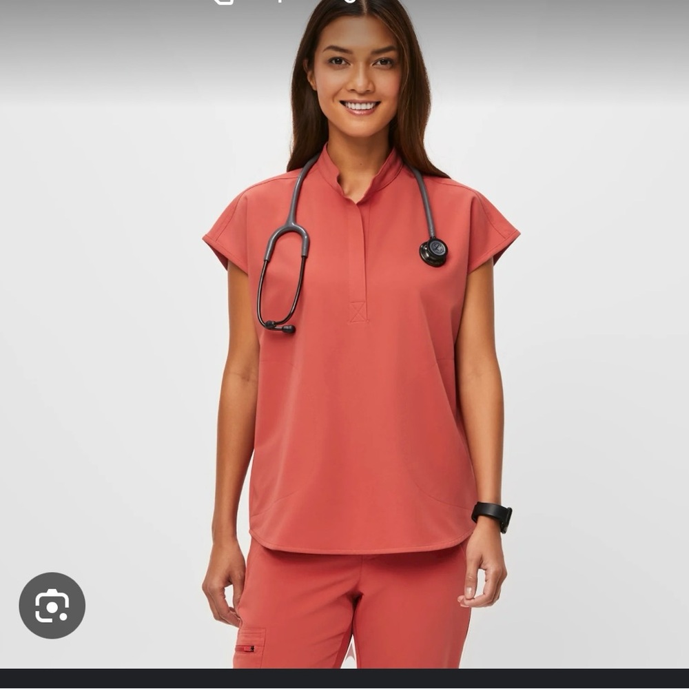 Women’s figs Rafaela top in clay size M